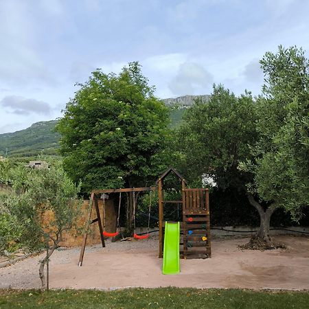 Home Away From Home With Outdoor Pool, Botanical Garden And A Beautiful Sea View Kaštela Kültér fotó