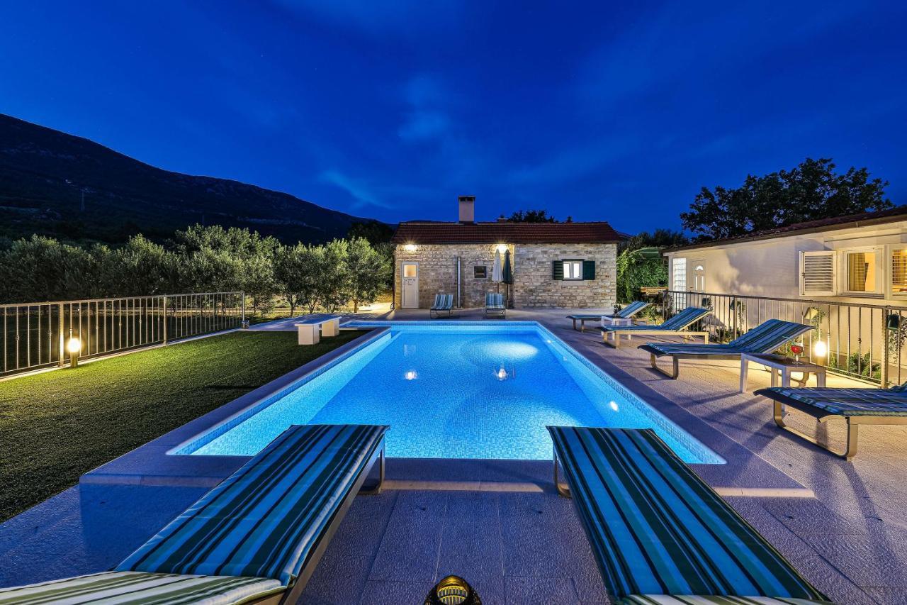 Home Away From Home With Outdoor Pool, Botanical Garden And A Beautiful Sea View Kaštela Kültér fotó