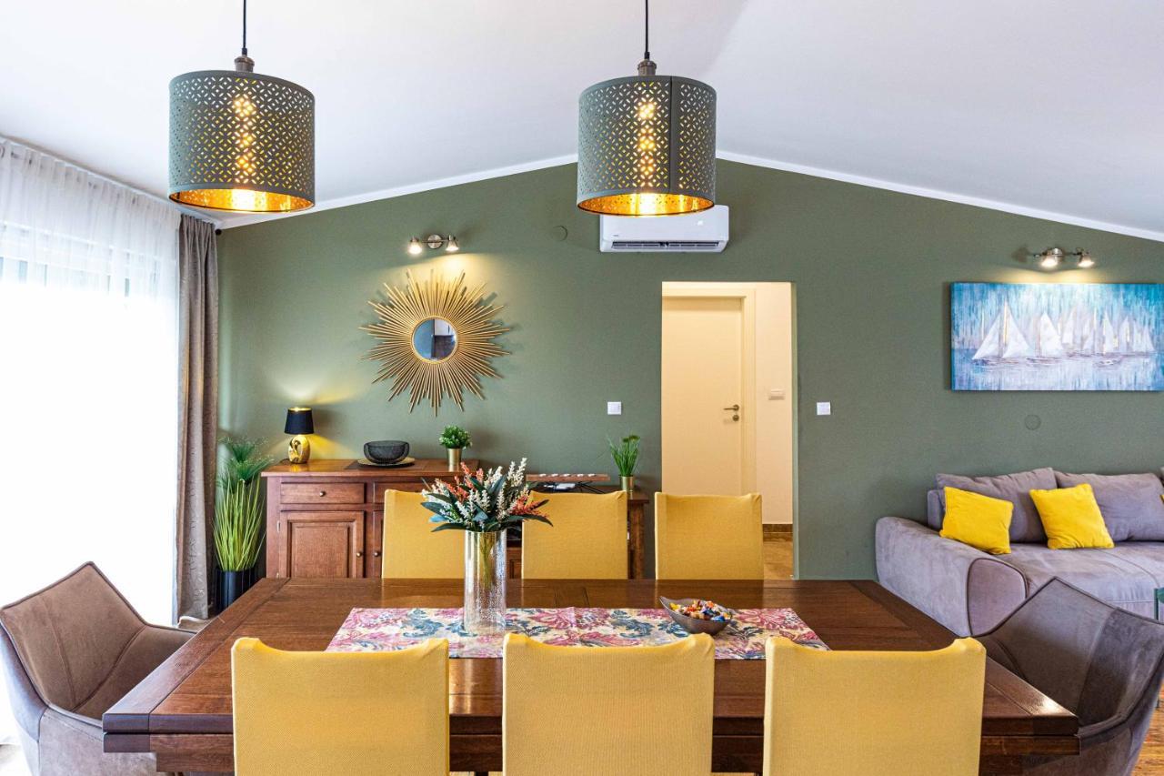 Home Away From Home With Outdoor Pool, Botanical Garden And A Beautiful Sea View Kaštela Kültér fotó