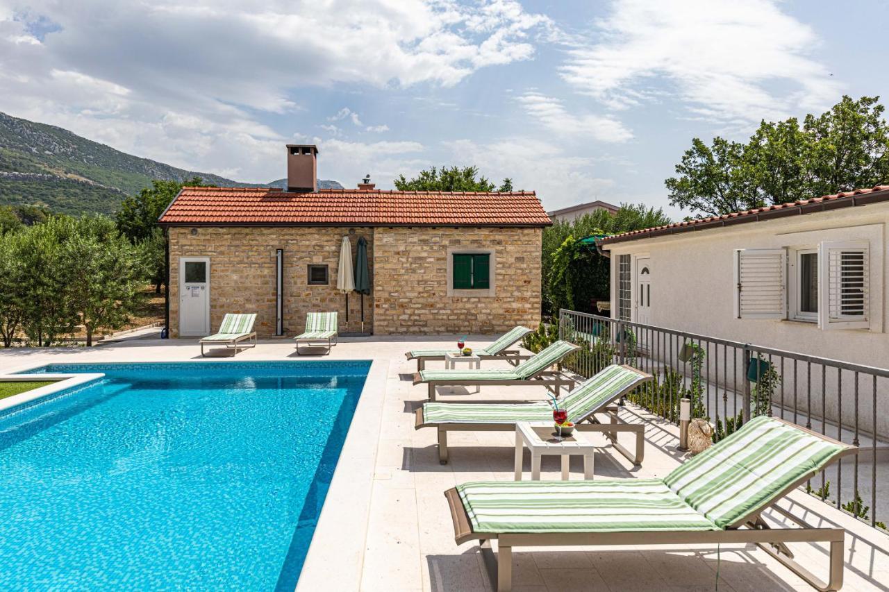 Home Away From Home With Outdoor Pool, Botanical Garden And A Beautiful Sea View Kaštela Kültér fotó