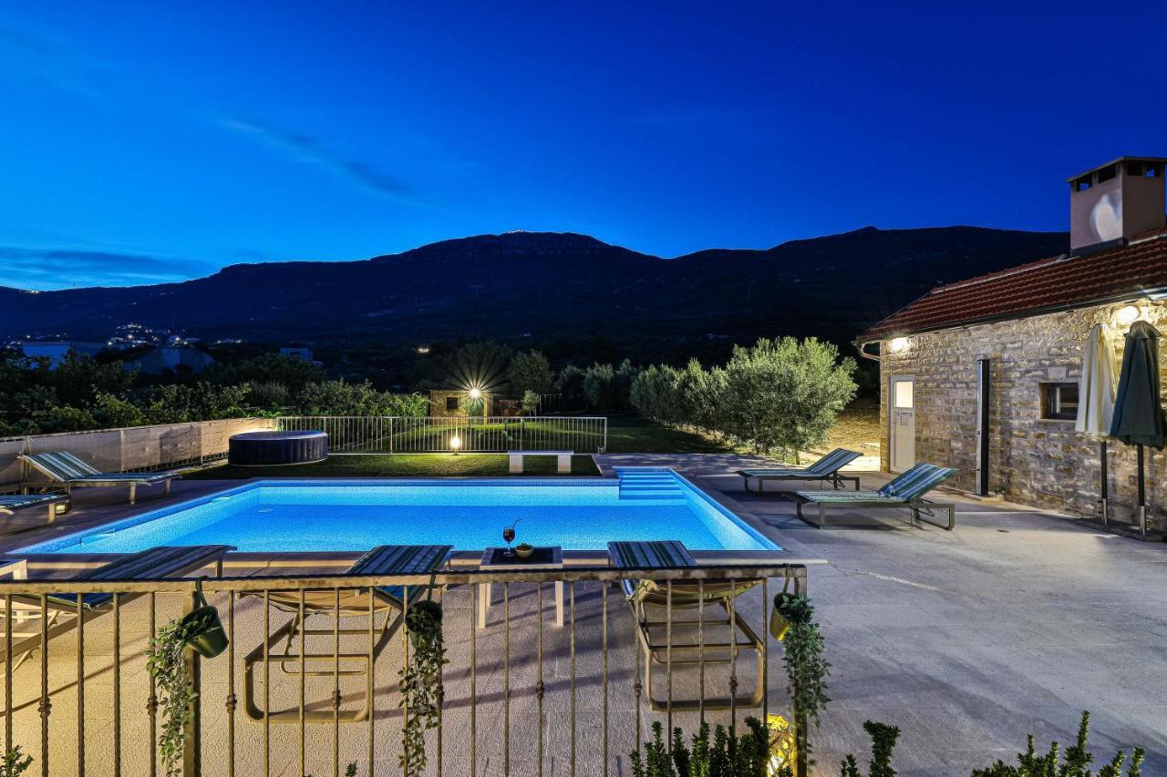 Home Away From Home With Outdoor Pool, Botanical Garden And A Beautiful Sea View Kaštela Kültér fotó