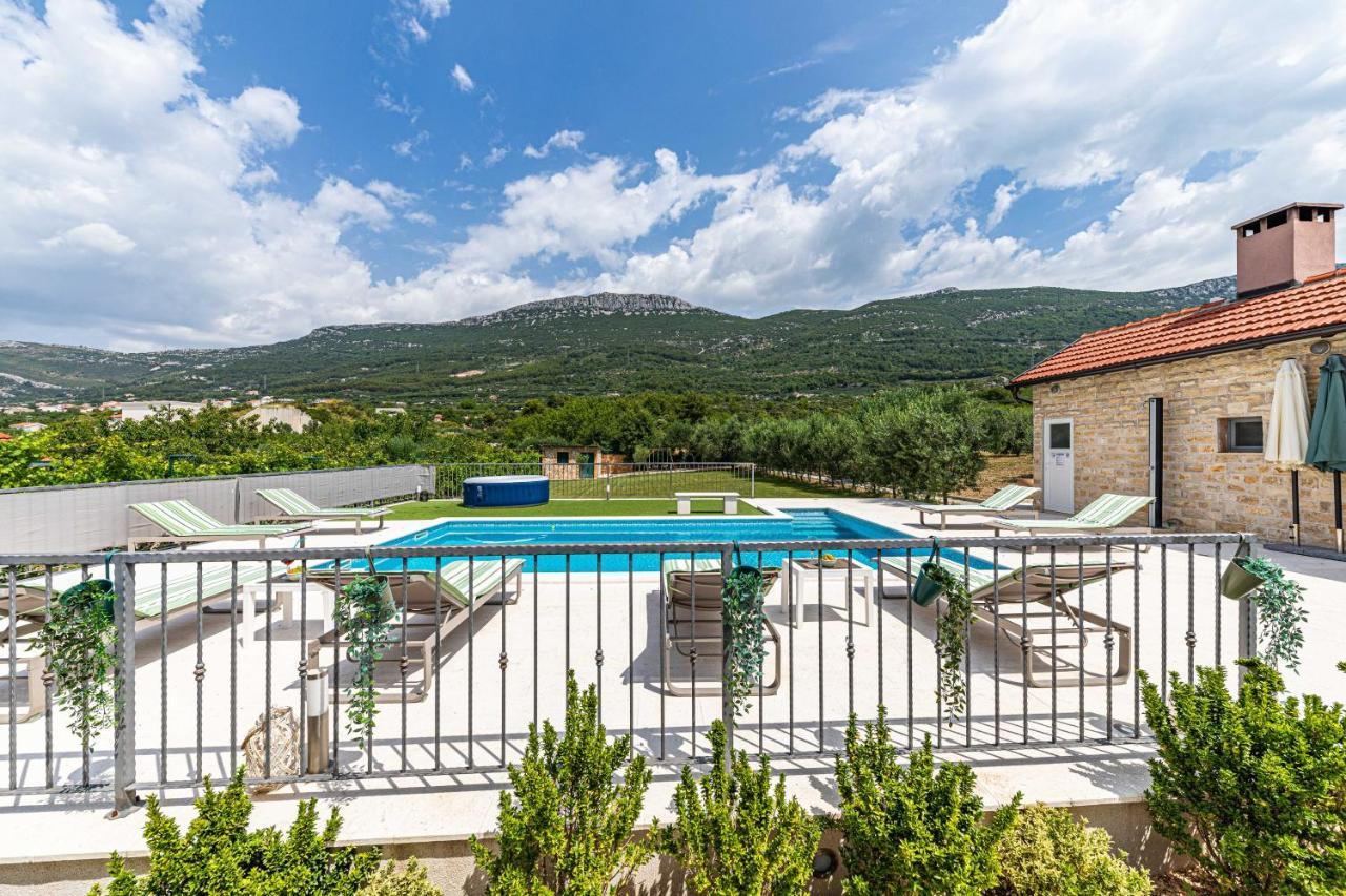 Home Away From Home With Outdoor Pool, Botanical Garden And A Beautiful Sea View Kaštela Kültér fotó