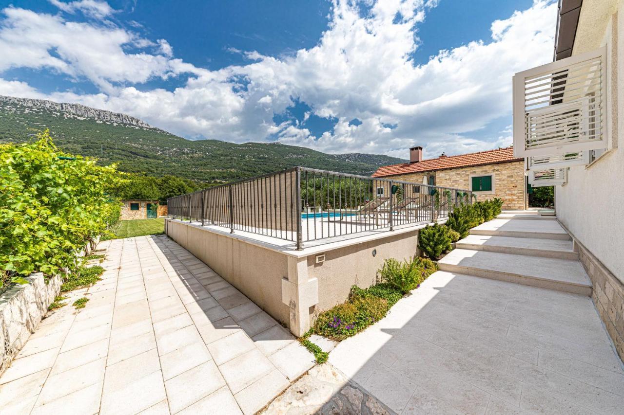 Home Away From Home With Outdoor Pool, Botanical Garden And A Beautiful Sea View Kaštela Kültér fotó