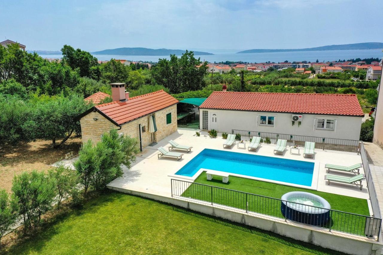 Home Away From Home With Outdoor Pool, Botanical Garden And A Beautiful Sea View Kaštela Kültér fotó