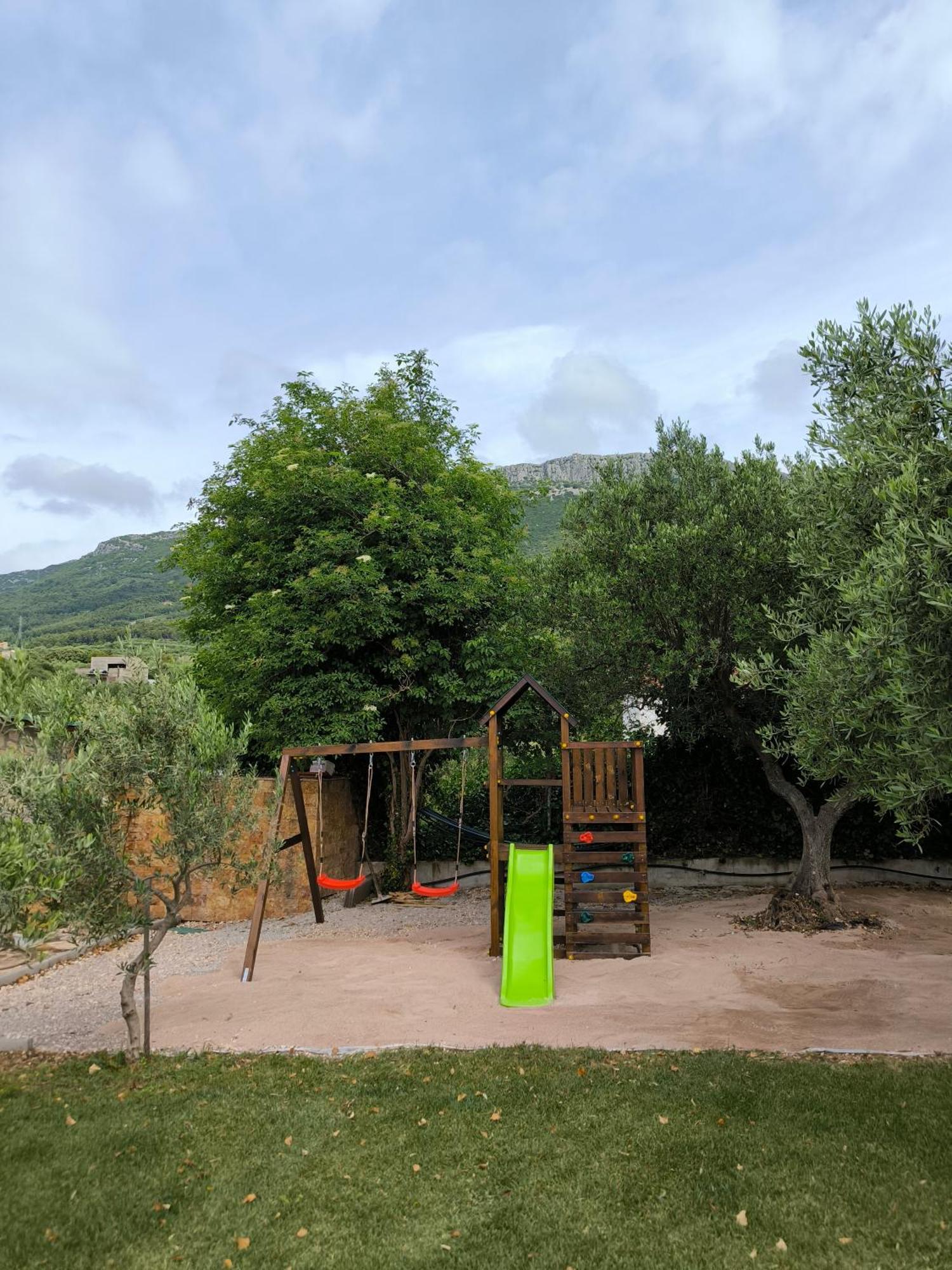Home Away From Home With Outdoor Pool, Botanical Garden And A Beautiful Sea View Kaštela Kültér fotó