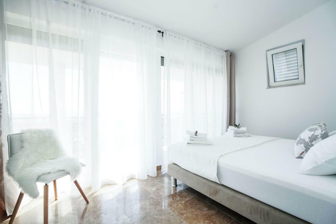 Home Away From Home With Outdoor Pool, Botanical Garden And A Beautiful Sea View Kaštela Kültér fotó