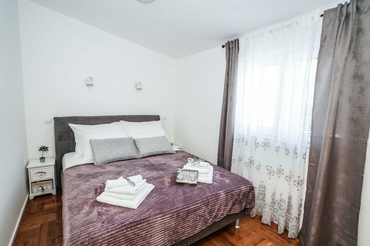 Home Away From Home With Outdoor Pool, Botanical Garden And A Beautiful Sea View Kaštela Kültér fotó
