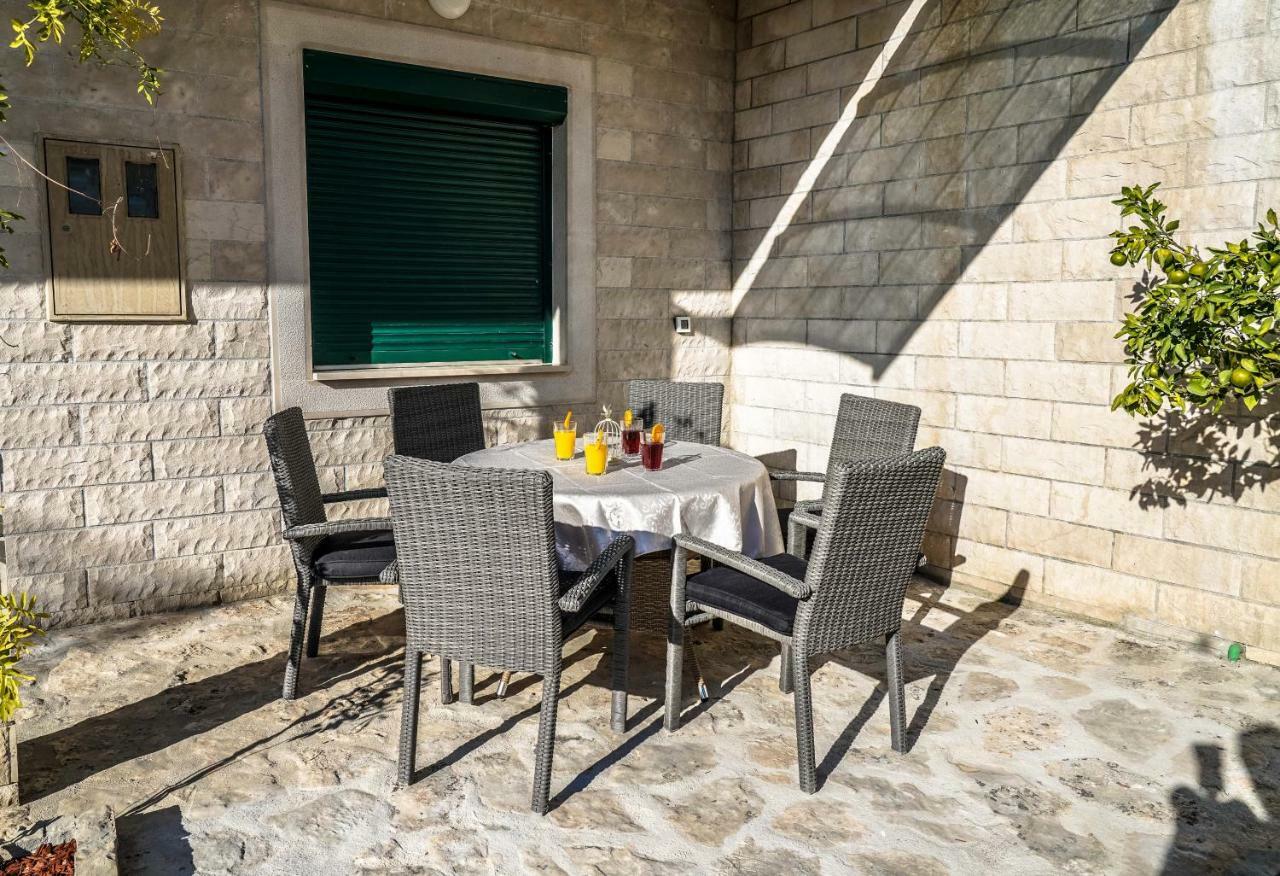 Home Away From Home With Outdoor Pool, Botanical Garden And A Beautiful Sea View Kaštela Kültér fotó