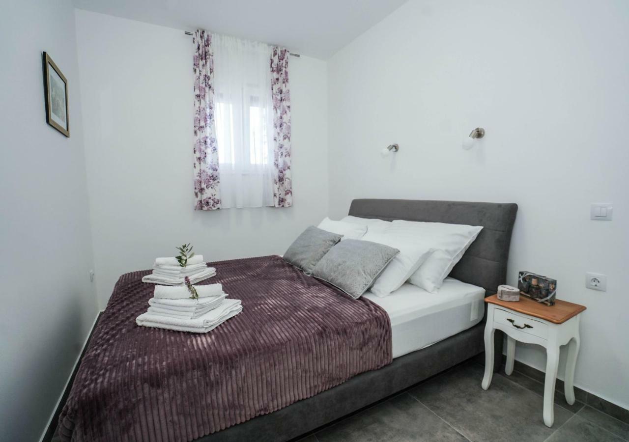Home Away From Home With Outdoor Pool, Botanical Garden And A Beautiful Sea View Kaštela Kültér fotó