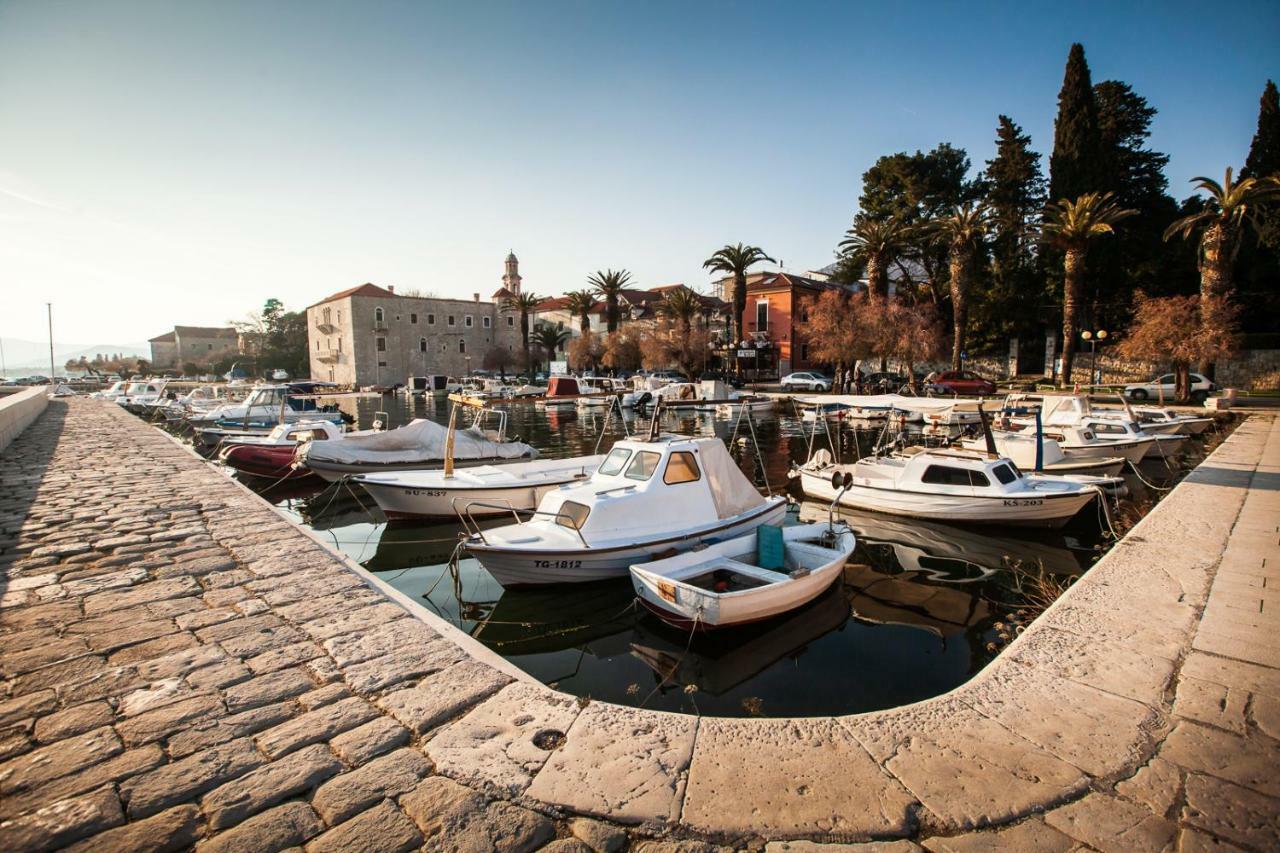 Home Away From Home With Outdoor Pool, Botanical Garden And A Beautiful Sea View Kaštela Kültér fotó